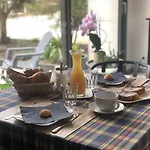 ベッド・アンド・ブレックファスト Au Logis De Bellefois - D'hotes Neuville-du-Poitou