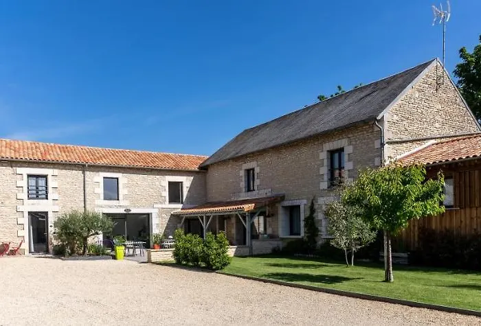Au Logis De Bellefois - D'hotes Bed & Breakfast 3*